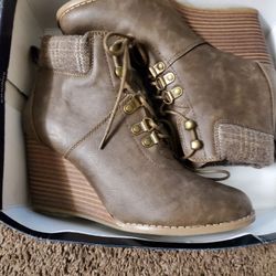$25.! NAUTICA WEDGE (Taupe) BOOTIES size-8.5.
