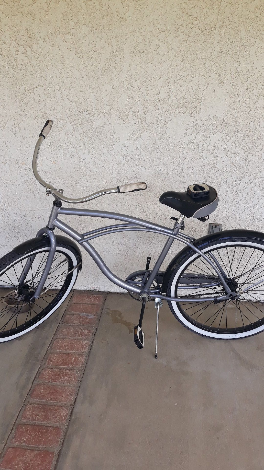 Huffy beach cruiser....almost new jst the pedal is broken