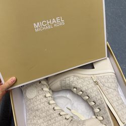 Boots MK size 5,5 NEW