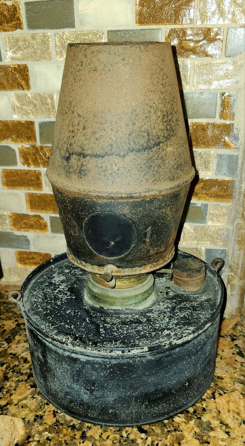ANTIQUE C.1900 E. MILLER BRASS METAL FARM CHICKEN BROODER KEROSENE OIL LAMP MICA SHIELD