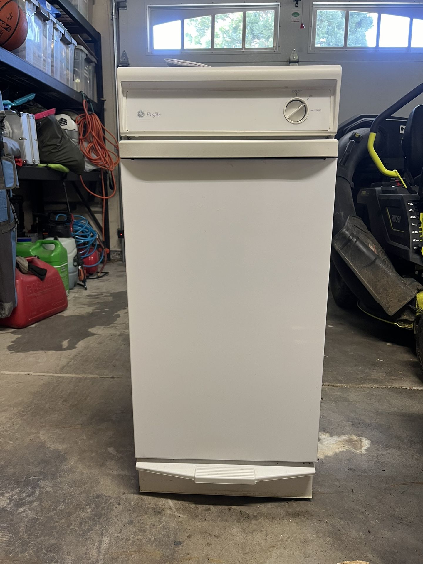 Trash Compactor GE 15” White
