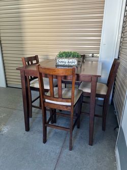 Pub table and 4 bar stool chairs