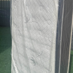 Colchón y base de metal