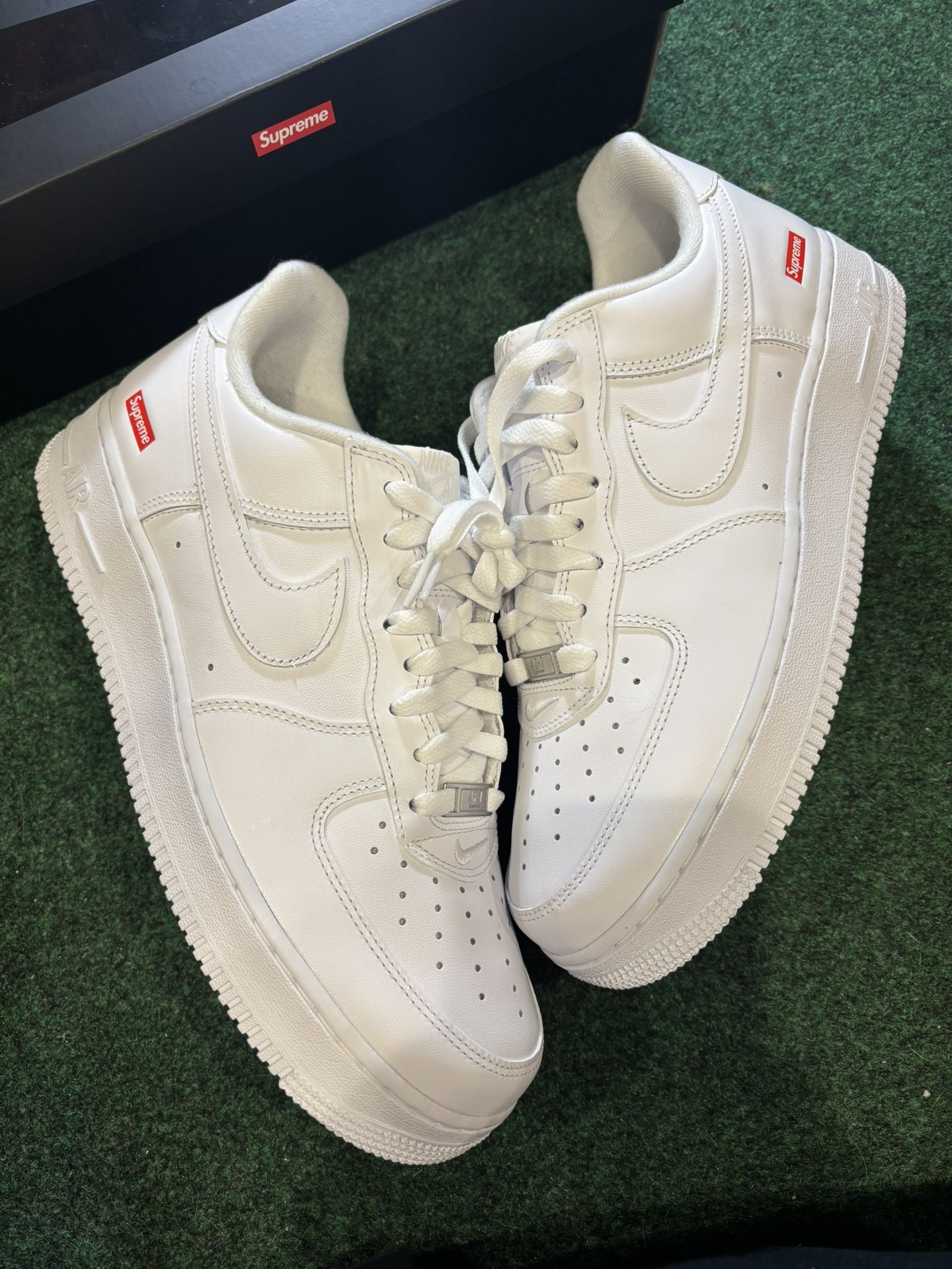 NIKE AIR FORCE LOW SUPREME SIZE 10