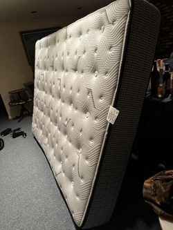 Comfortable Queen Size Mattress like NEW!