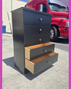 5 drawers dresser/ Five drawers dresser