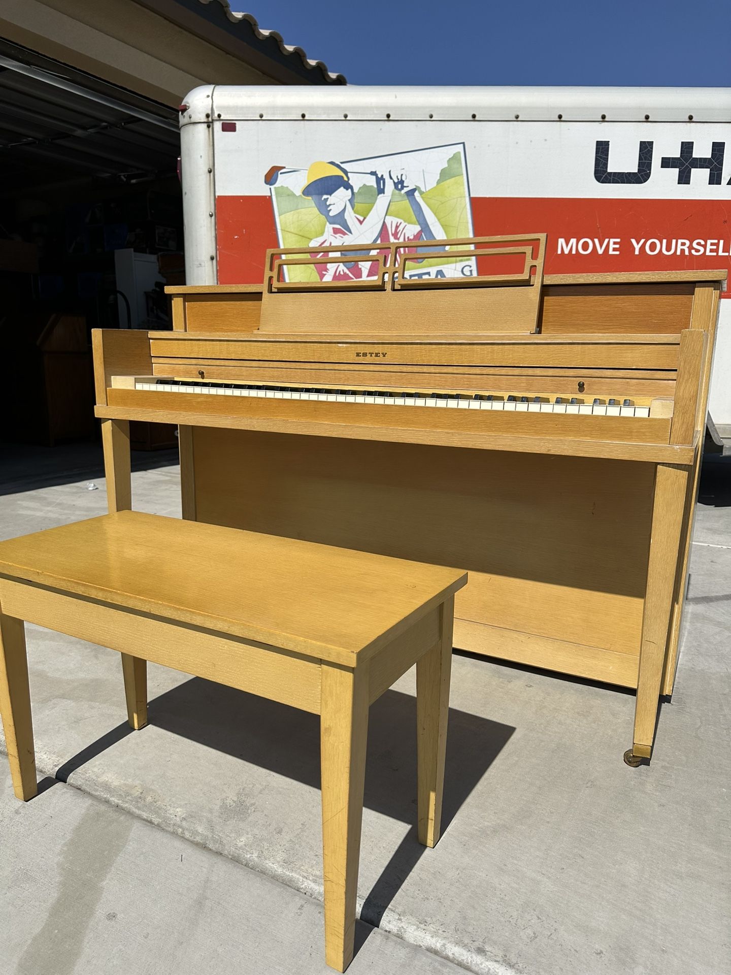 piano ESTEY