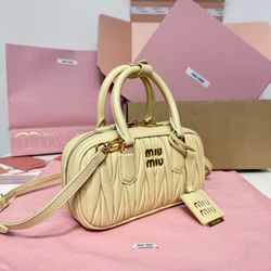 This mini handbag is reinterpreted with meticulous Matelassé technology.