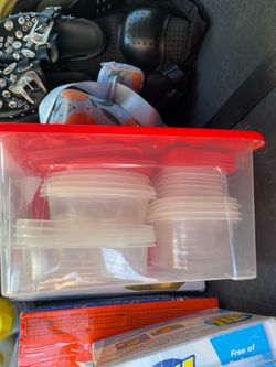 Plastic bowls with lids