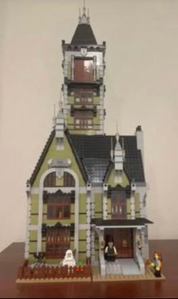 Haunted House Lego . selling to move, great condition ( like new , NOT new ). All pieces complete