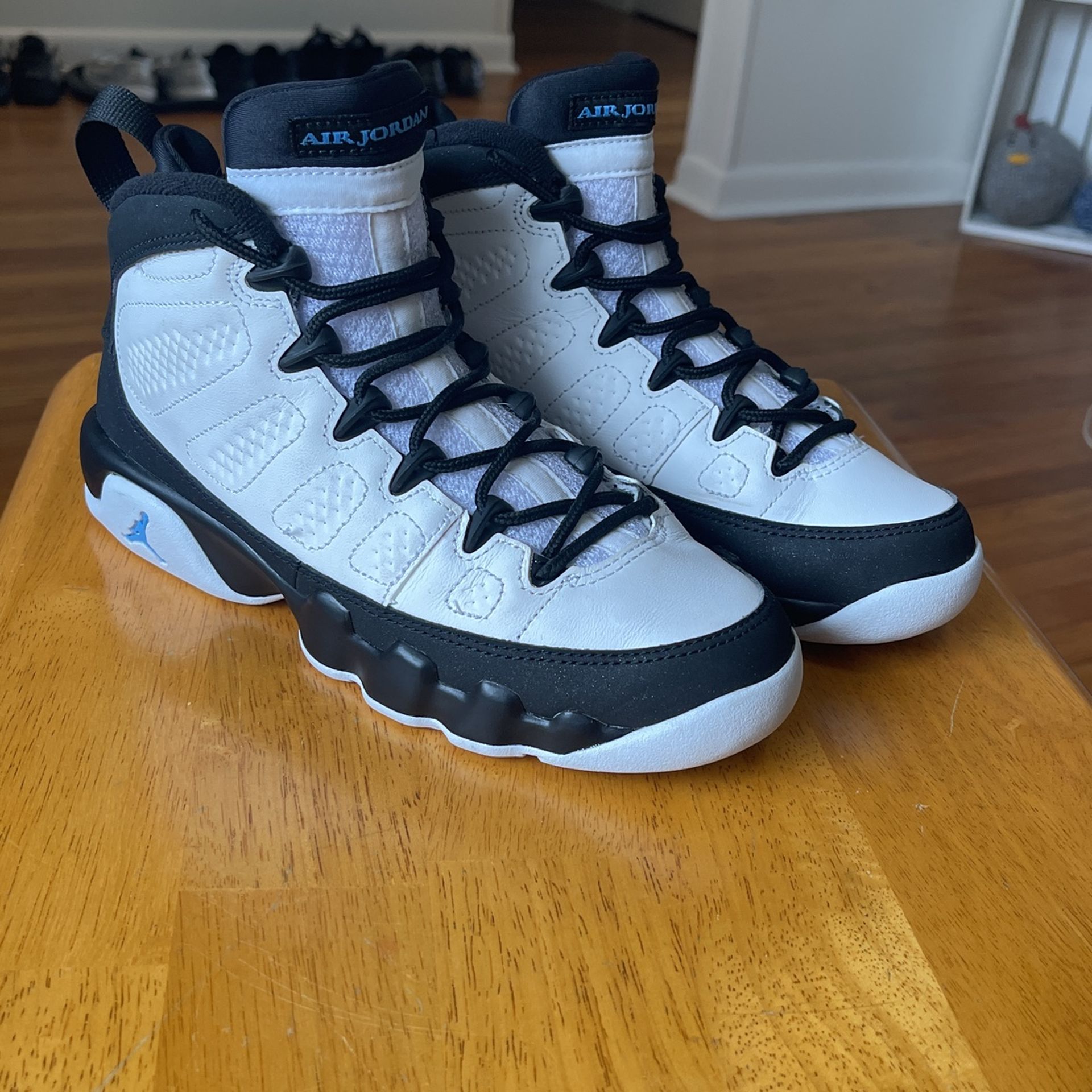 NEW AIR JORDAN 9 RETRO size 4Y display picture 1