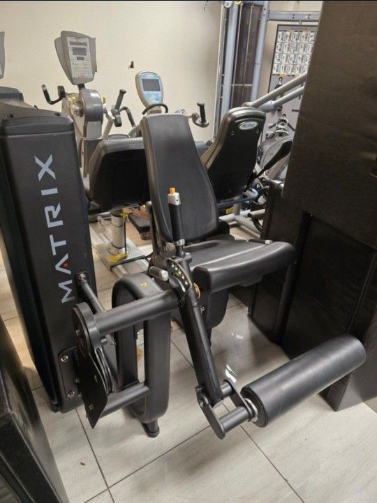 Matrix ultra leg extension commercial gym equipment exercise fitness weight machine