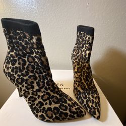 BOOTIES SOMETHING NAVY LEOPARD PRINT SIZE  5M. With Box and Bag . OBO