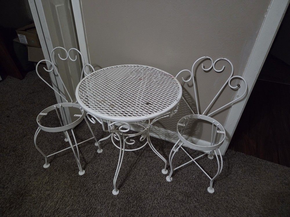 Kids Table W 2 Chairs