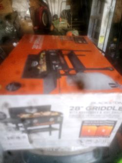 Black Stone 28" Griddle With Hard Cover And Side Shelf