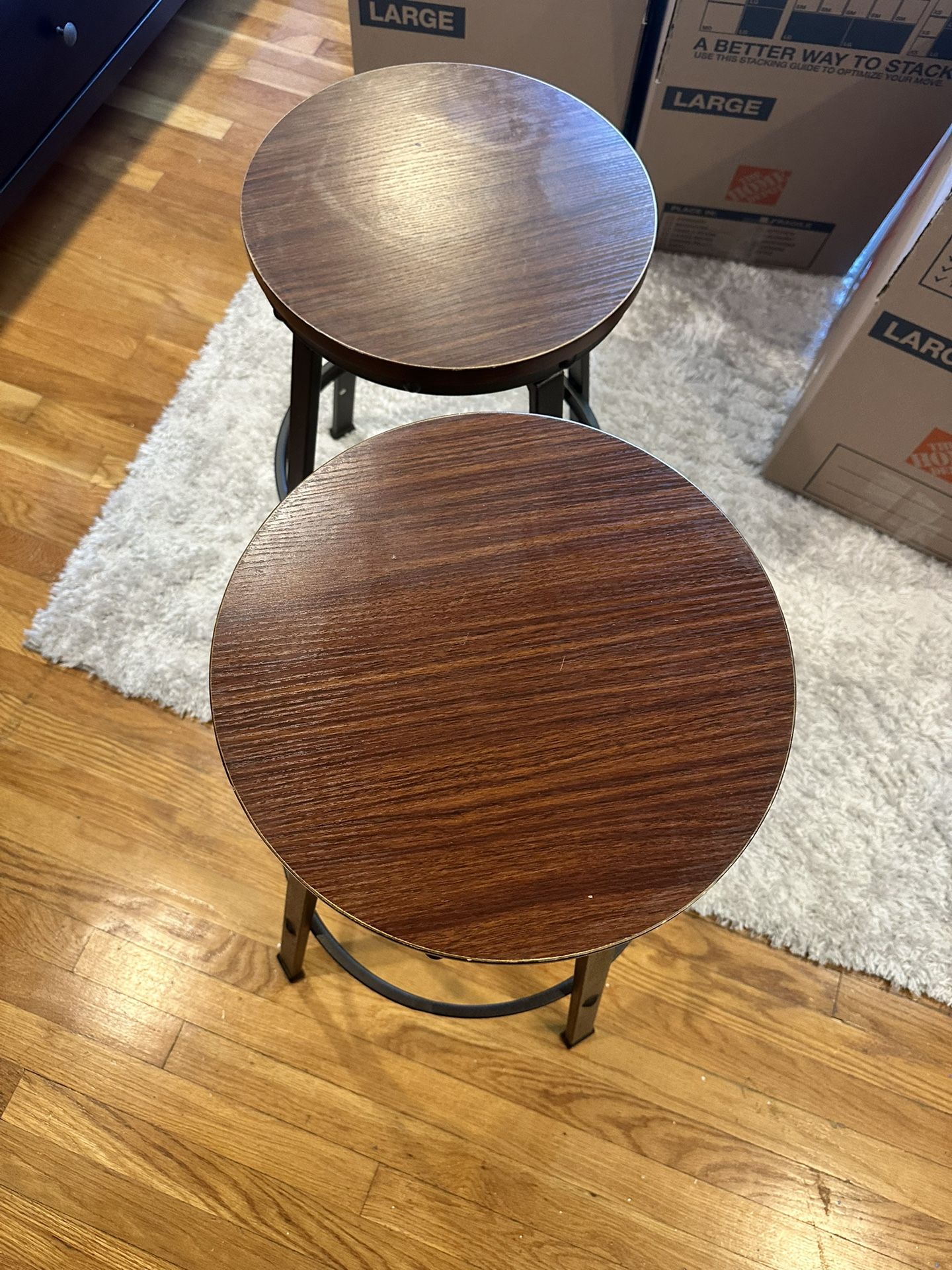 2 Swivel Height-Adjustable Bar stools