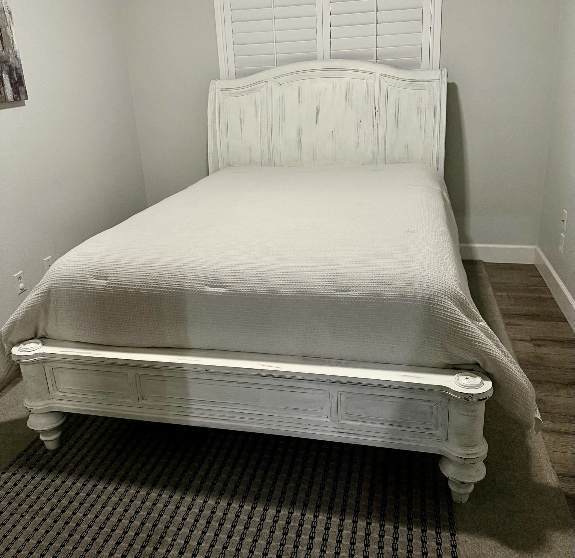 Furniture Set (shabby/sheek/rustic) with Queen Size Mattress, Nightstand & Mirror