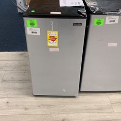 MAGIC CHEF MINI REFRIGERATOR IVA4