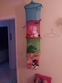 Mesh hanging toy storage