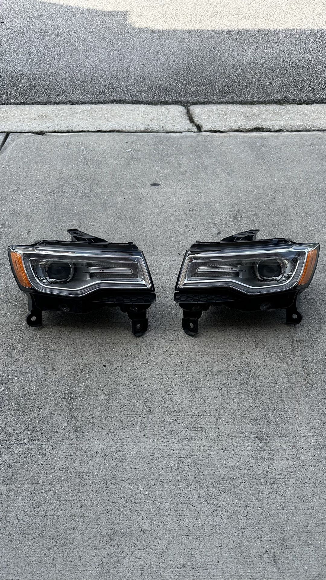 Jeep Grand Cherokee Headlights