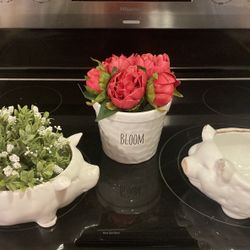 Adorable Ceramic Pigs & Wall Pocket.  Like New  (Johnstown Ohio)