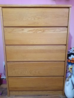Dresser 5 drawers. Solid wood.