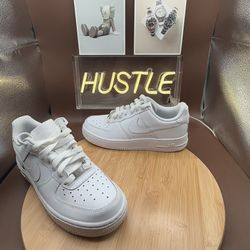 NIKE AIR FORCE 1 RETRO (GS) TRIPLE WHITE SZ 5.5Y- WOMENS SZ 7