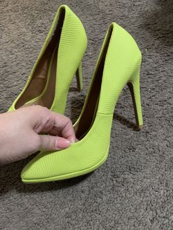Yellow pointy heel