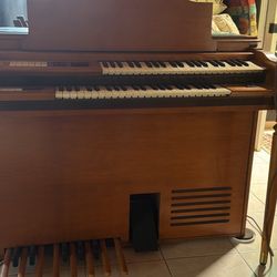 Free Free: Vintage Gulbransen G-3 Transistor Spinet Organ