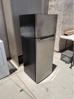 Magic Chef Top-Freezer Refrigerator