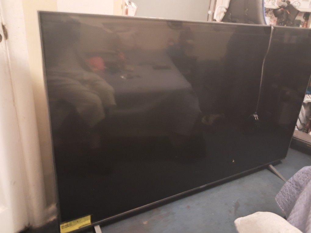 80 Inch LG TV FOR PARTS ONLY BROKEN INSIDE SCREEN.  