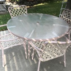 Round Patio Table With (4) Chairs