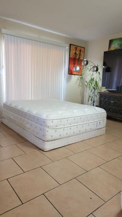 QUEEN SIZE SERTA PERFECT DAY MATTRESS AND BOXSPRING FOR SALE! IN GREAT CONDITION, FREE DELIVERY