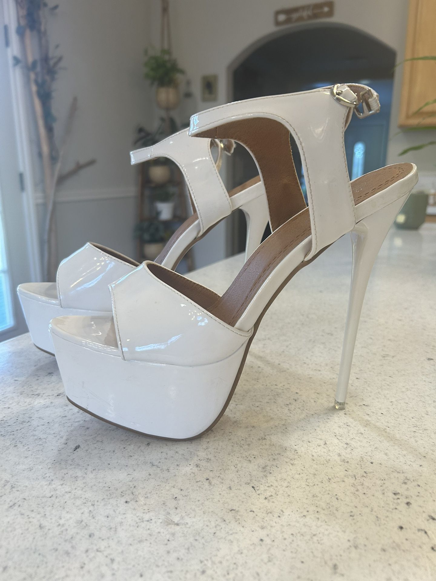 Women’s Like New Sexy 6 Inch White patent stiletto heels-size 10 