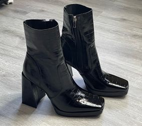 BOOTS LADIES  SIZE 8.5