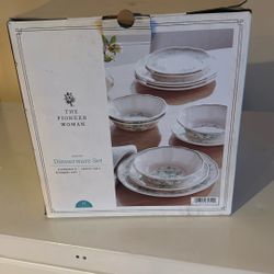 The Pioneer Women Dinnerware Set