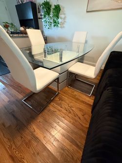 $425 OBO – Rooms To Go Imperium Modern Glass Dining Set