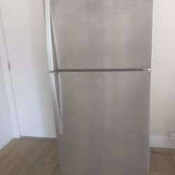 Whirlpool Refrigerator 29cu Working Good!