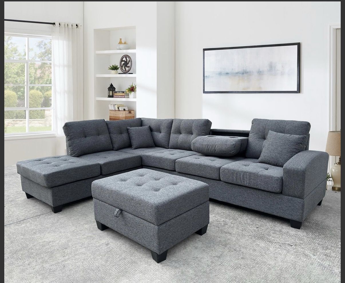 This 😍 gray sectional sofa with a matching storage ottoman. It features a reversible chaise lounge and a drop-down console with cup holders on one o