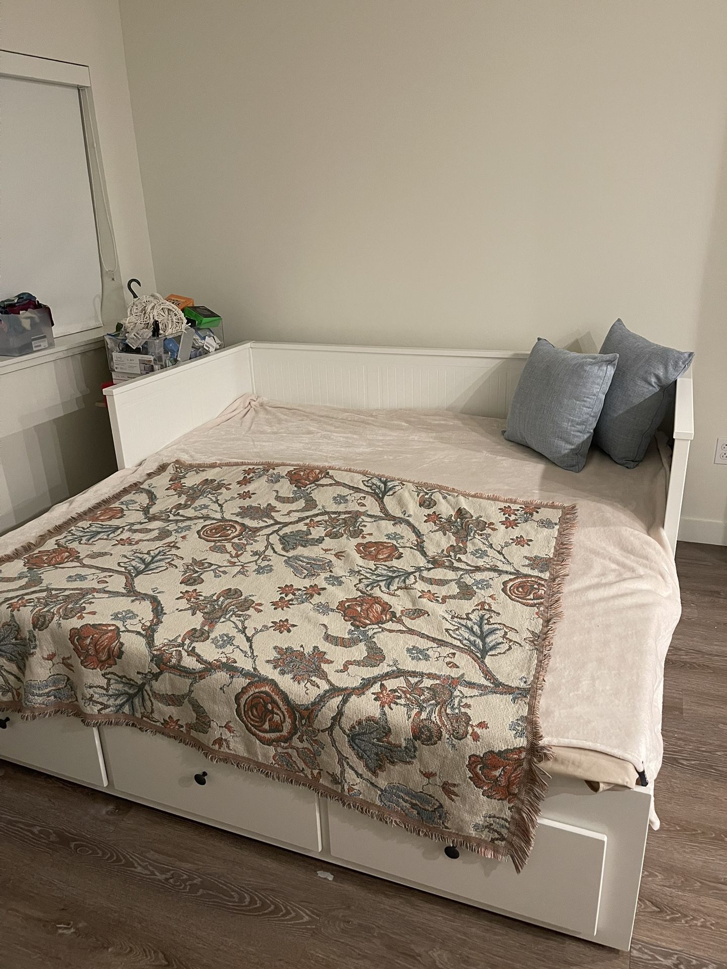 Day Bed- Almost Brand New