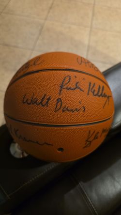 Phoenix Suns Vintage TEAM Signed Autographed 1980 Basketball Walter Davis Alvan Adams Alvin Scott Truck Robinson and more! 🔥