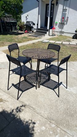 Beautiful patio set great style  nice color five pieces four comfortable chairs and Metal table 28” x28”  good condition very clean easy to carried ch