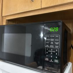 Mainstays 0.7 Cu ft Countertop Microwave Oven, 700 Watts, Black