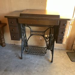 Antique 1924 Singer Treadle Sewing Machine No. 66 and 6 Drawer Table AB312980