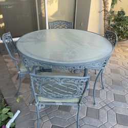 50”Round Glass Top Table With 4 Cast Aluminum Chairs