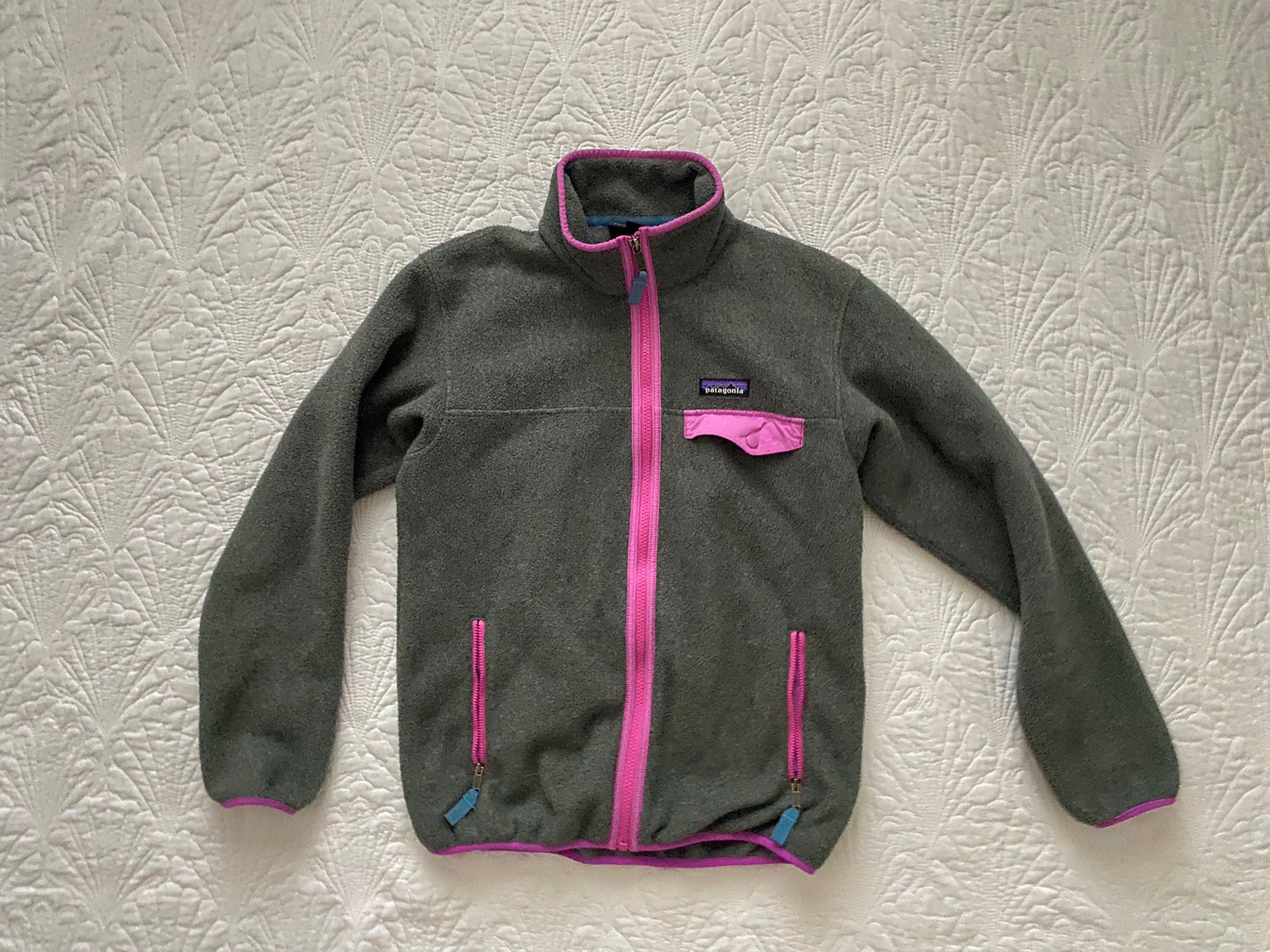 Patagonia Synchilla Sweater. Woman. Size XS. Grey with Pink.