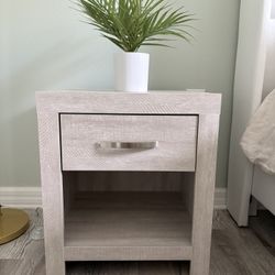 2 nightstands/ End Tables 