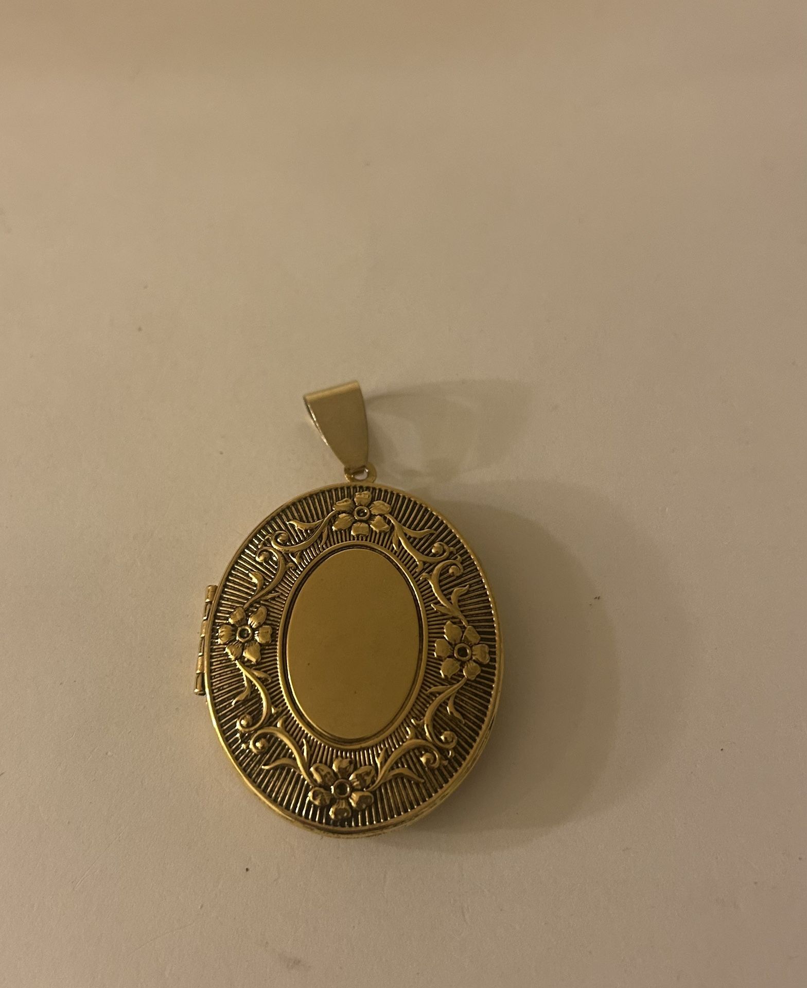 Vintage Engraved Flower Locket Picture Necklace