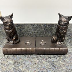 Vintage Bronze-Style Cat Bookends – Heavy, Detailed, Charming! 🐱