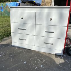 White 6 Drawer Dresser With Matching Nightstand 